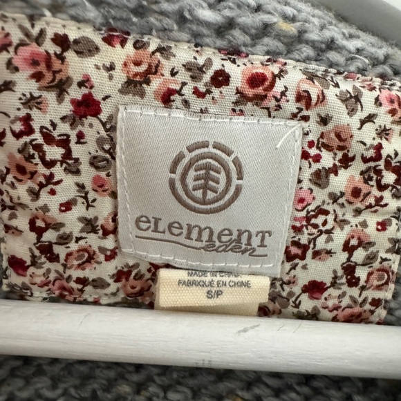 Pull en laine gris avec motifs à l’avant - Picture 2 of 3